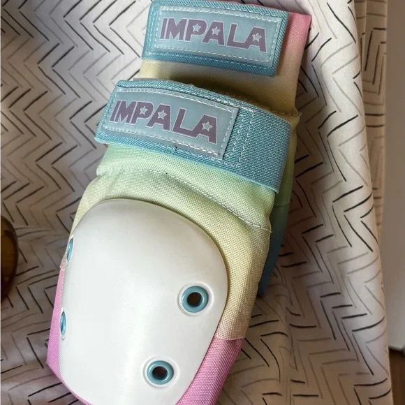 Impala Aqua Roller Skates with Protective Gear - Picture 7 of 12